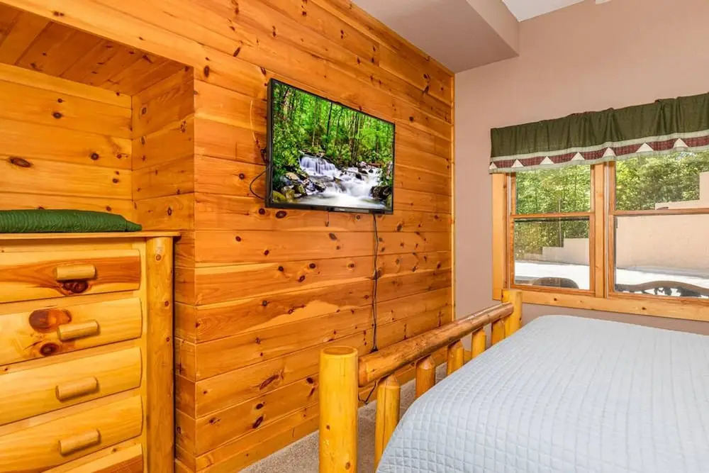 Secluded 3BR Cabin w Hot Tub Dog Friendly Sleeps12