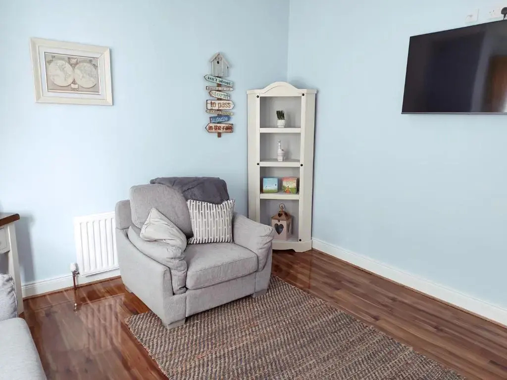 Luxury 3 bedroom house with peaceful garden, sleeps 6 and 2 mins to beach