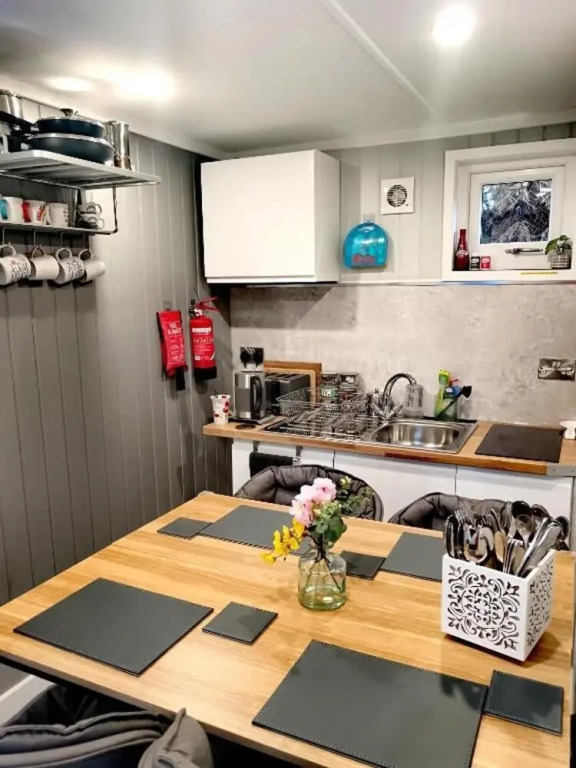 2-bedroom Guesthouse in Derby City, Parking, Wi-fi