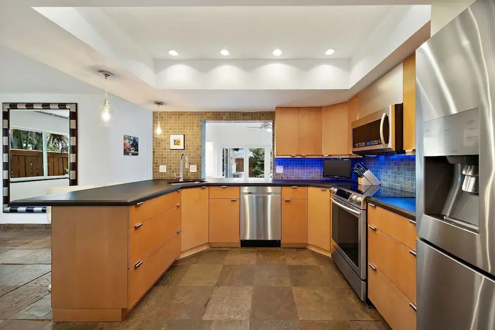 Upscale Modern Beach W/ Saltwater Pool 3 Bedroom Home