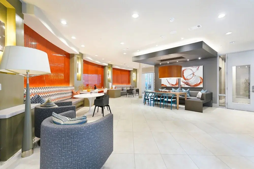 1 BR and 2 BR near Downtown by Frontdesk