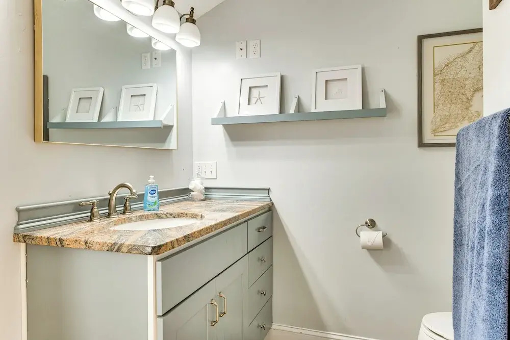 Downtown Ogunquit Home: 1 Mi to Beach!