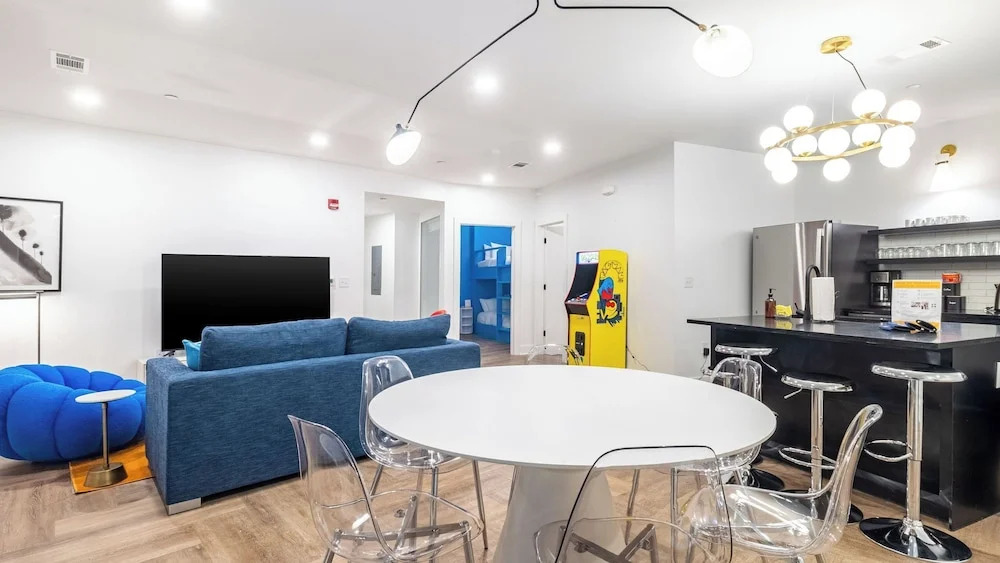 916 Main 12 Unit Buyout - 30bdrs! Prvt Two Floors