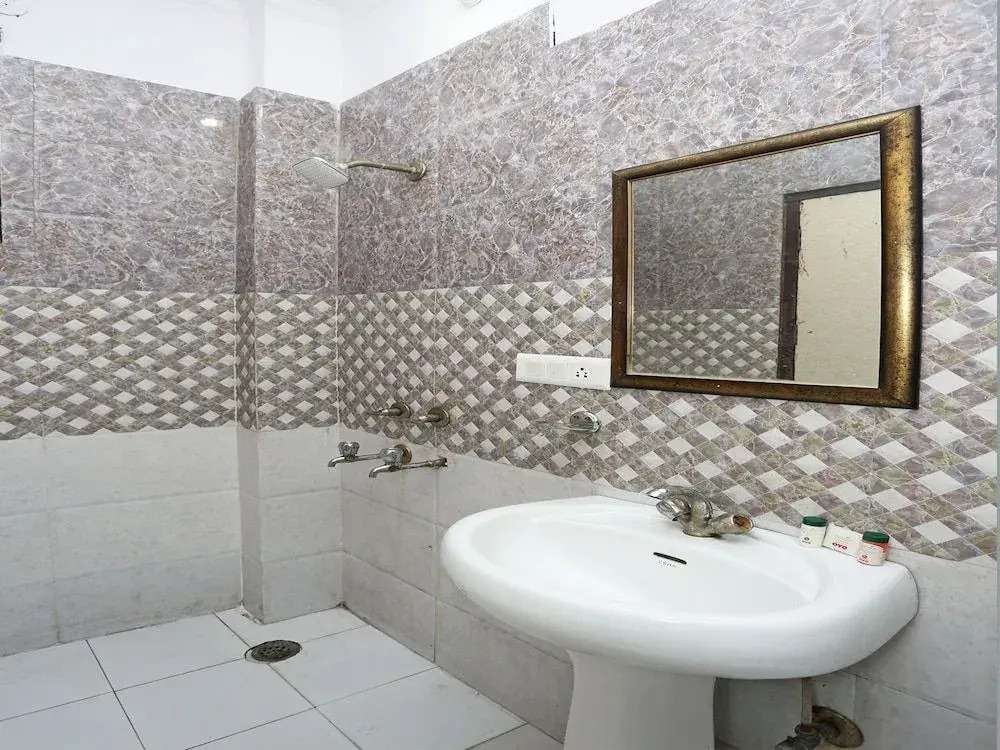 OYO 11407 Hotel Royal King