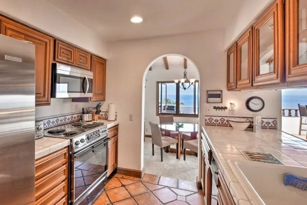 Ocean-view Hamilton Cove Oasis: Pool, Tennis & Gym 2 Bedroom Villa