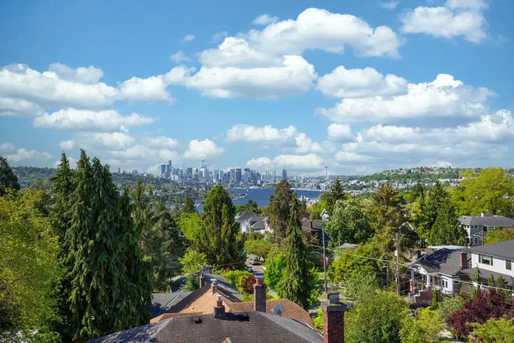 Rooftop Patio with Waterview, Private Garden & Grill 3BR 3BA