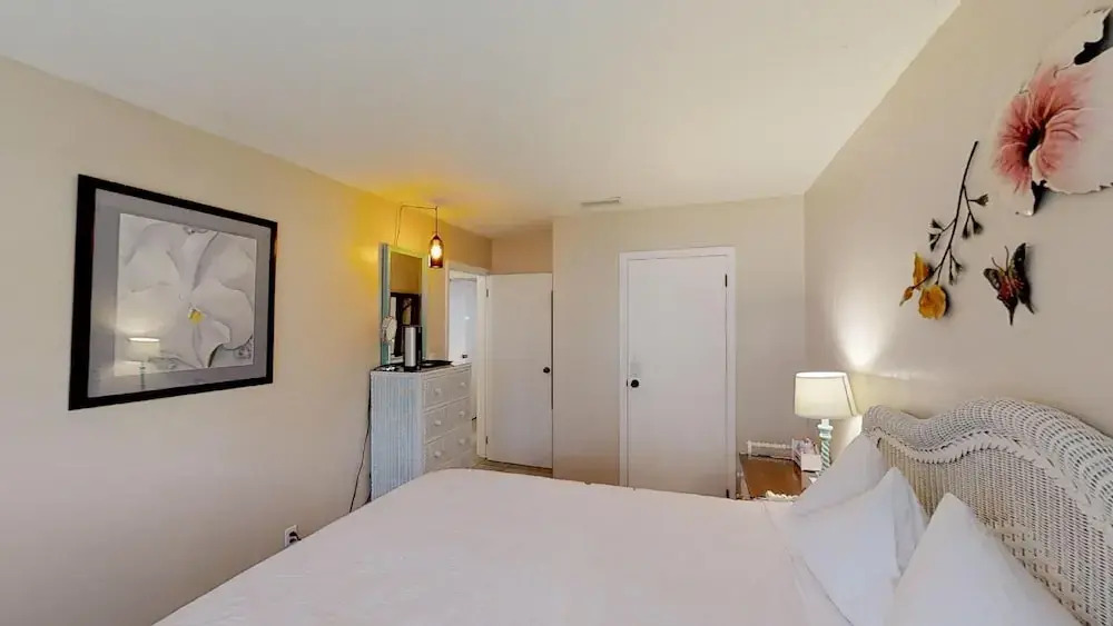 Secluded 2 Bedroom 1 Bath Cottage Home
