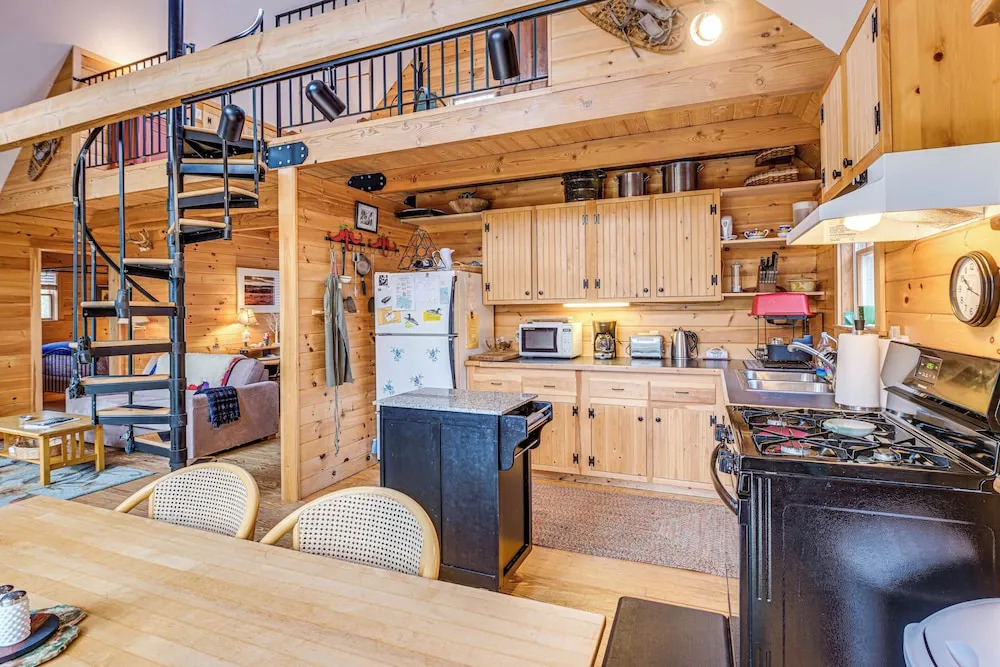 Lamoine Cabin w/ Deck ~ 16 Mi to Acadia Natl Park