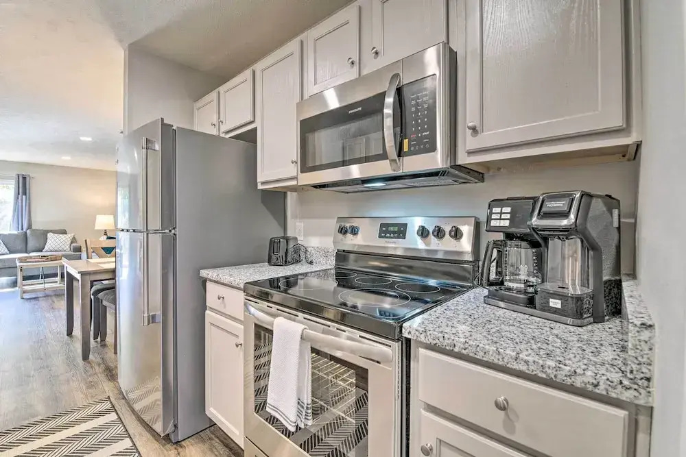 Branson Condo w/ Balcony: Near Silver Dollar City