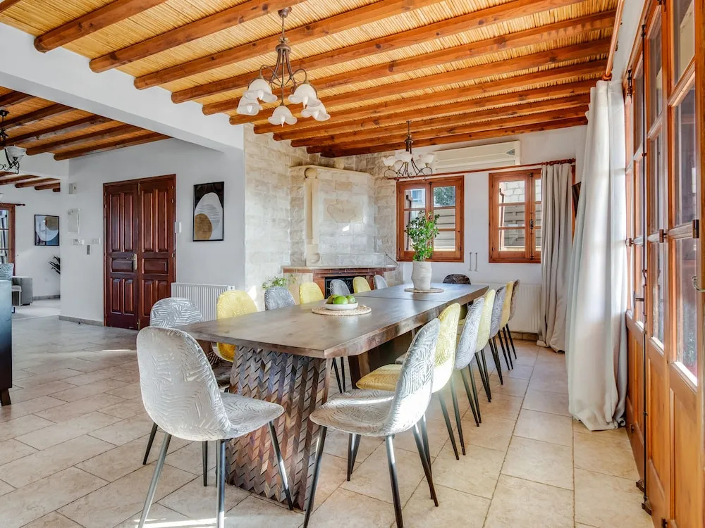 Spacious 7-bdr Villa With Pool & Sea View
