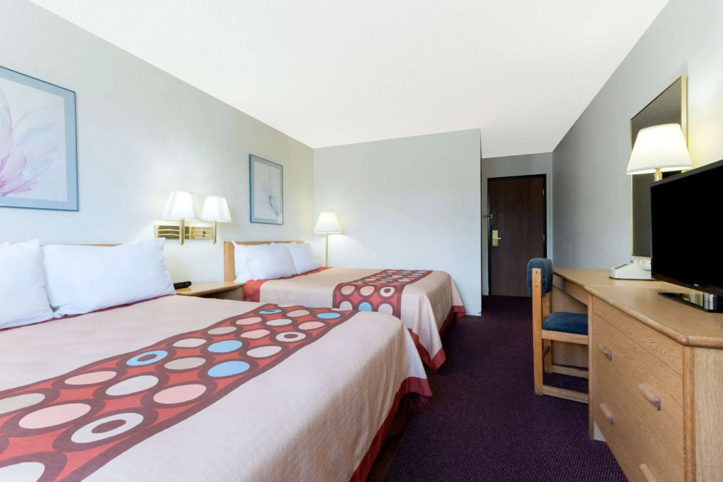 Super 8 by Wyndham Raton