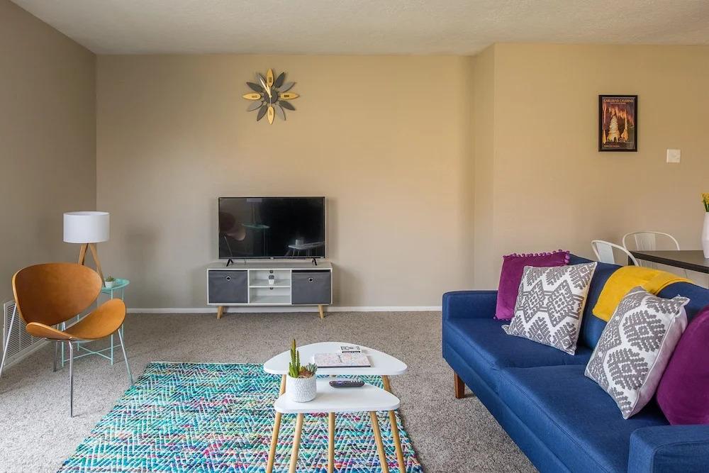 2 Bedroom Apartment w/ Pool, Balcony & WiFi by Frontdesk