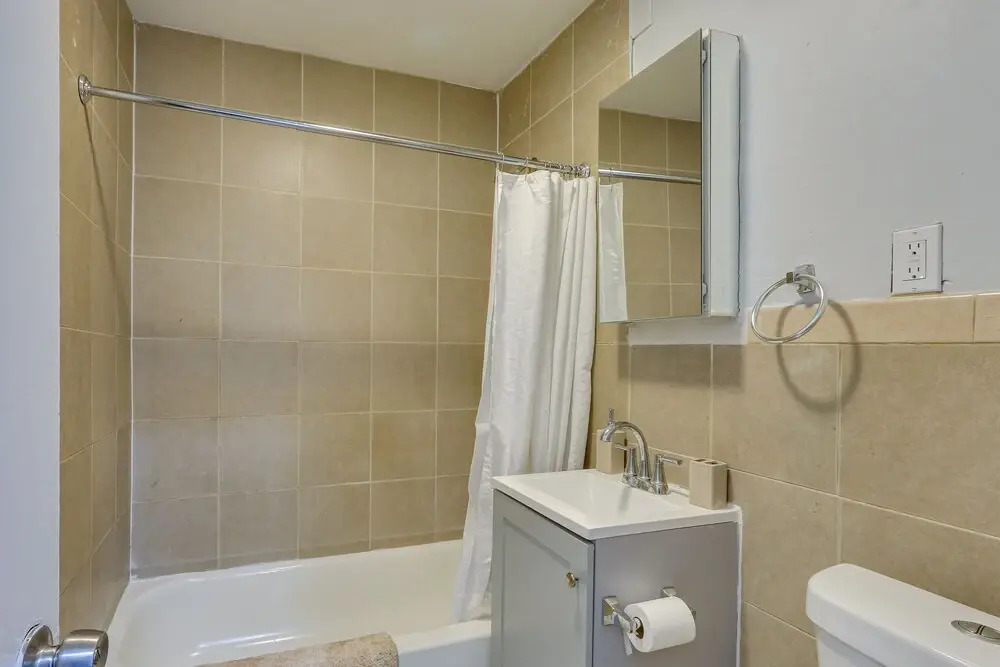 Sleek Newark Vacation Rental 12 Mi to Nyc!