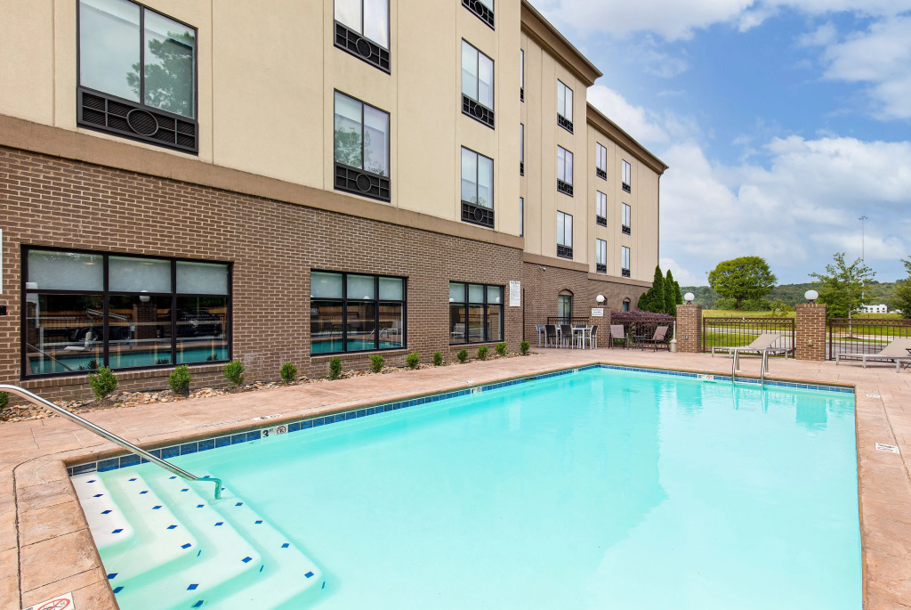 Holiday Inn Express & Suites - Cleveland Northwest by IHG