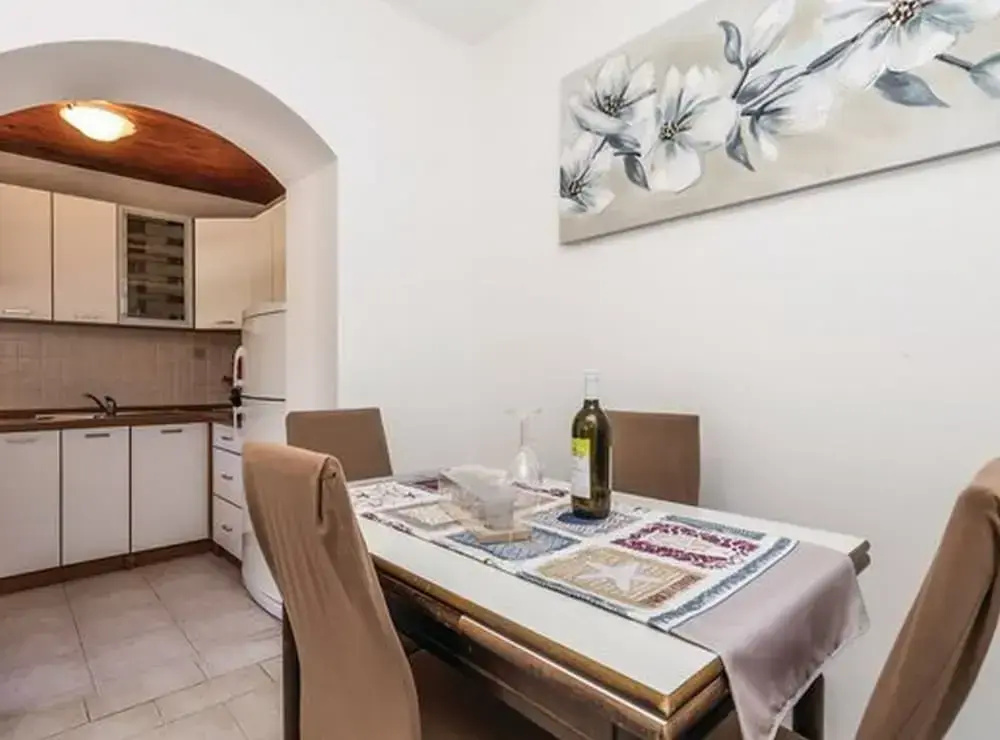 Charming One Bedroom Apartment Povljana
