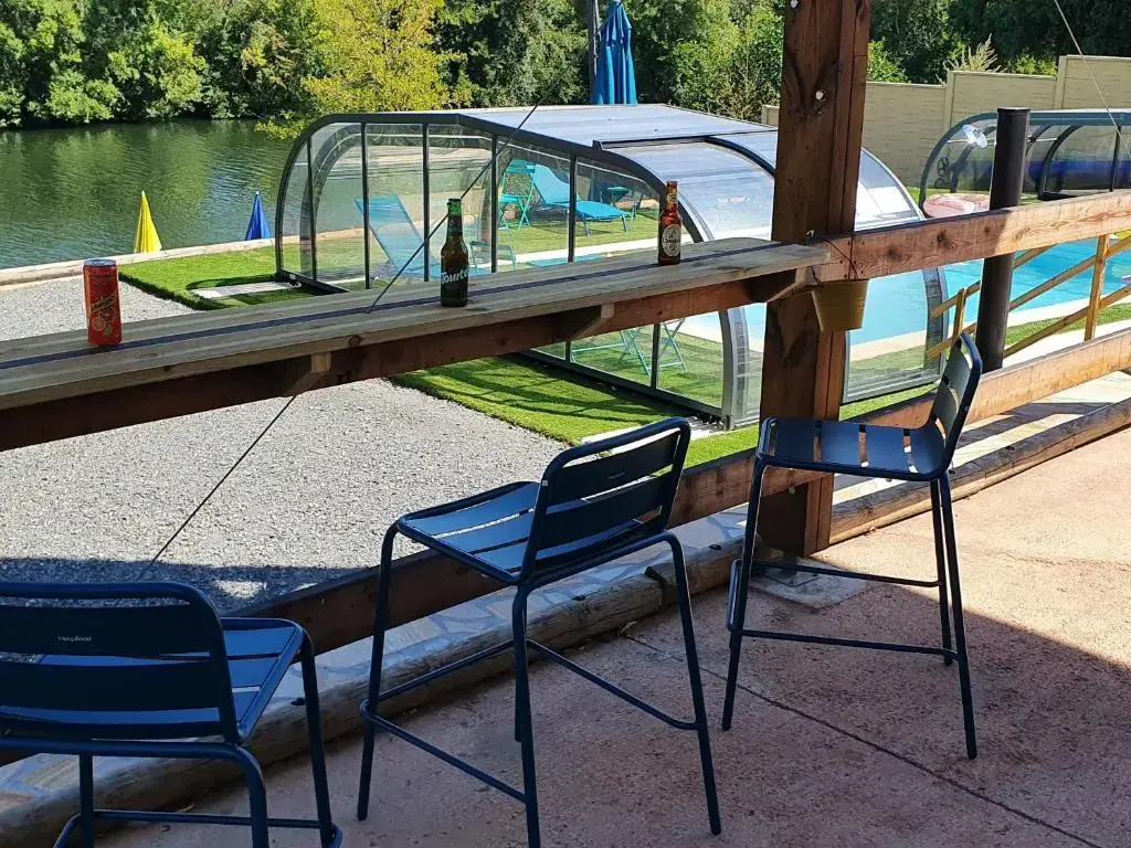 Gîte familial avec piscine privative chauffée, terrasse sur le Loir et proche du Zoo de La Flèche - FR-1-410-329