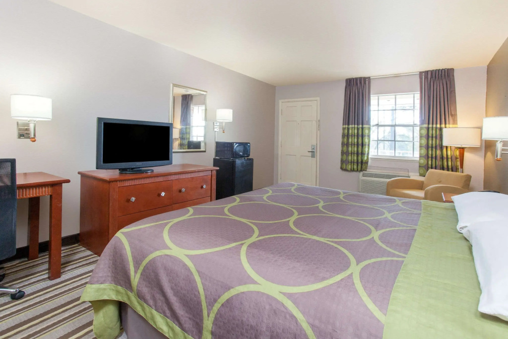 Super 8 by Wyndham West Monroe