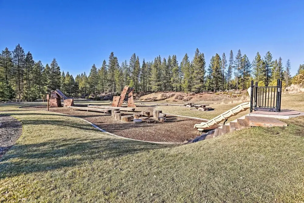 Spacious Sunriver Home w/ Hot Tub & Gas Grill