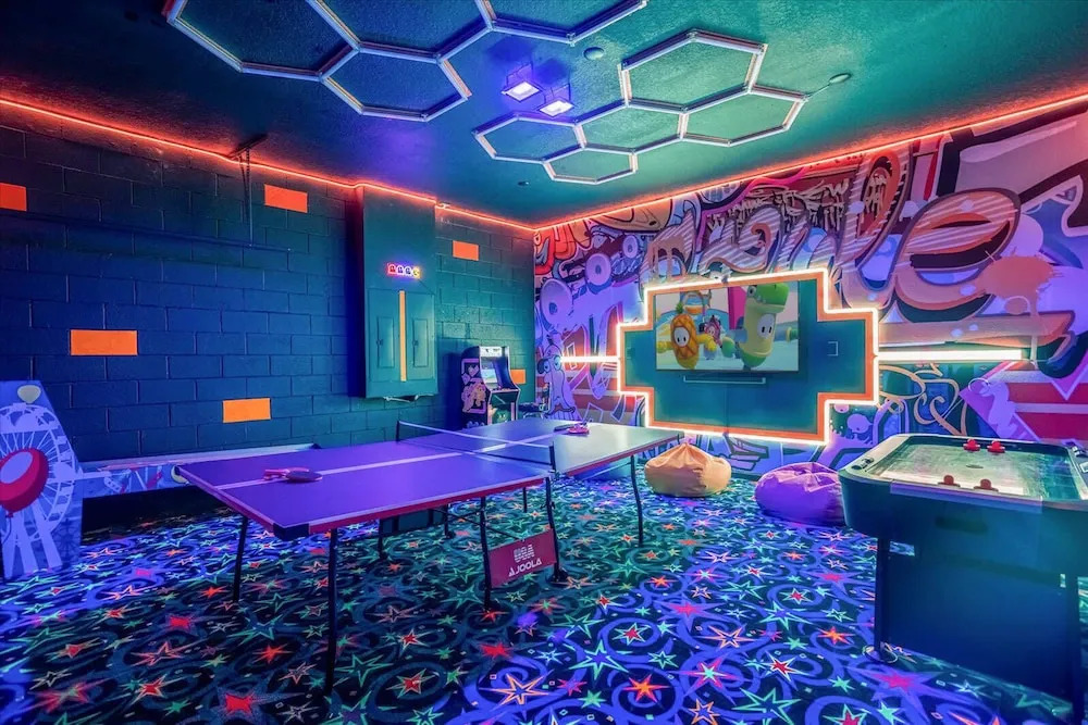 Upstay Mansion w Cinema, Games, Pool - Sleeps 24