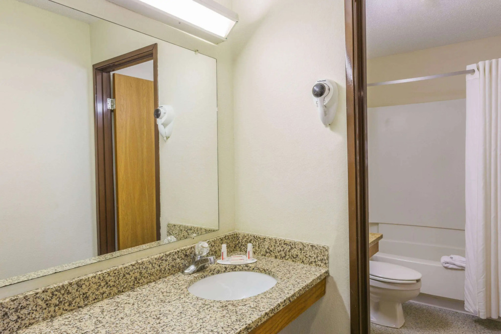 Super 8 by Wyndham East Stroudsburg - Poconos