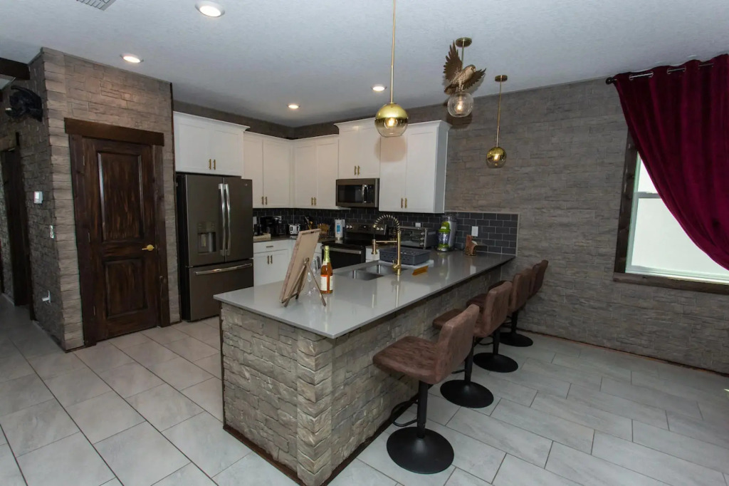Magical Muggle Mansion Pool Spa Sleeps 23