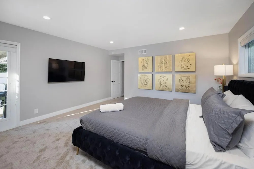 Hidden Valley Pl - 90210 Villa With Canyon Views and a Large Private Backyard