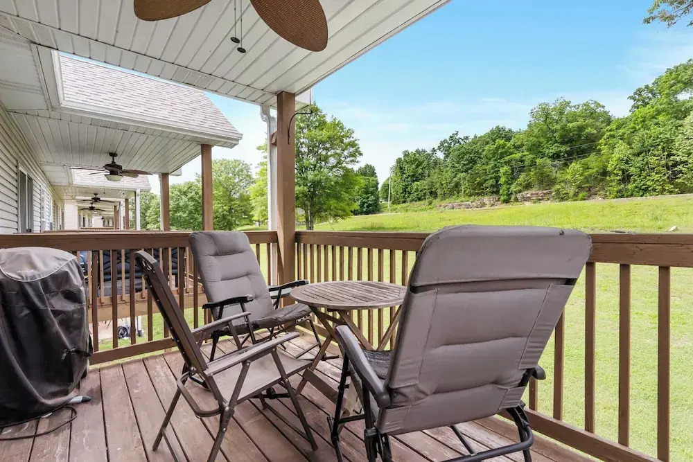 Warm Welcome Getaway Resort Stay for 6 With Amenities Near Downtown