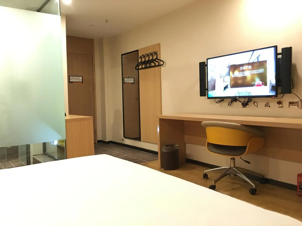 IU Hotels·Shangri-La Bus Terminal Songzanlin Temple