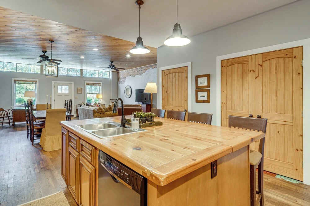 Private Hot Tub, Steps to Main St: Saluda Retreat