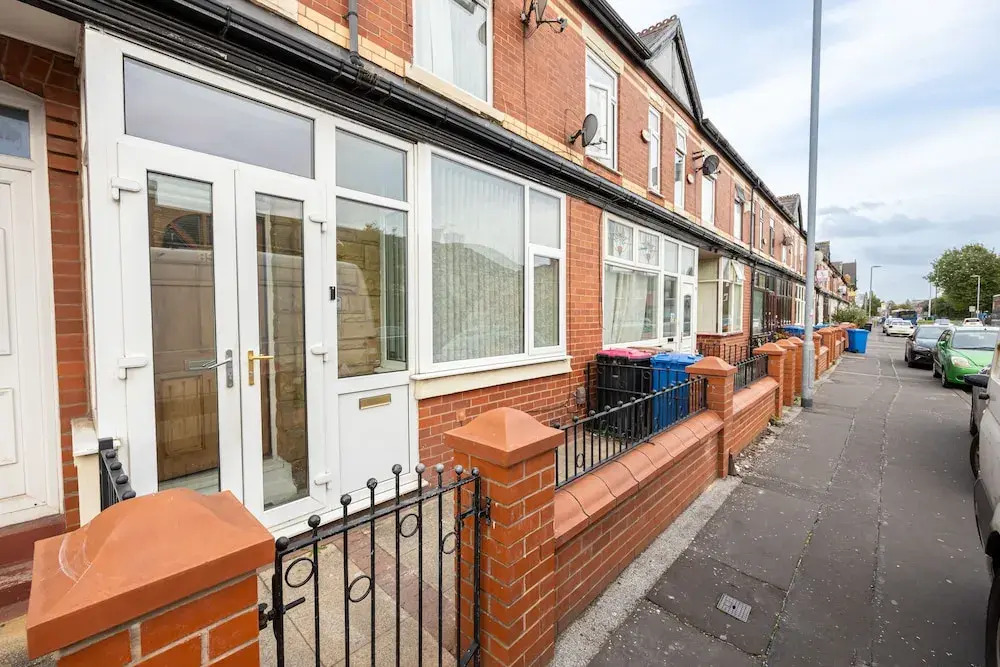 Charming 4-bed Guest House in Salford