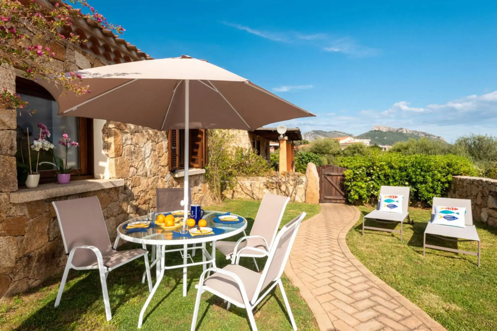 It has 2 bedrooms, 2 bathrooms, large living room with fully equipped kitchen (with microwave, dishw-Perlacea 18