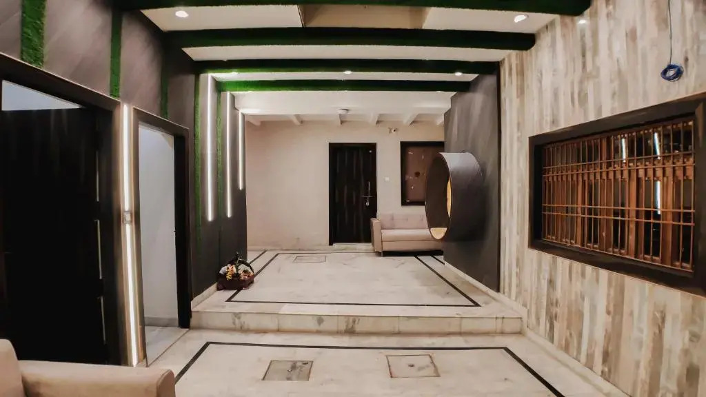 Lucky Restaurant & Guest House Near Taj Mahal