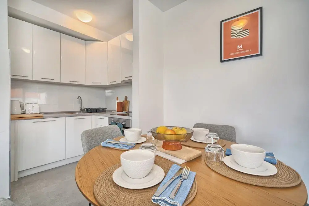 A 2 Luxury apt w big Balcony, 4 min Walk to Beach