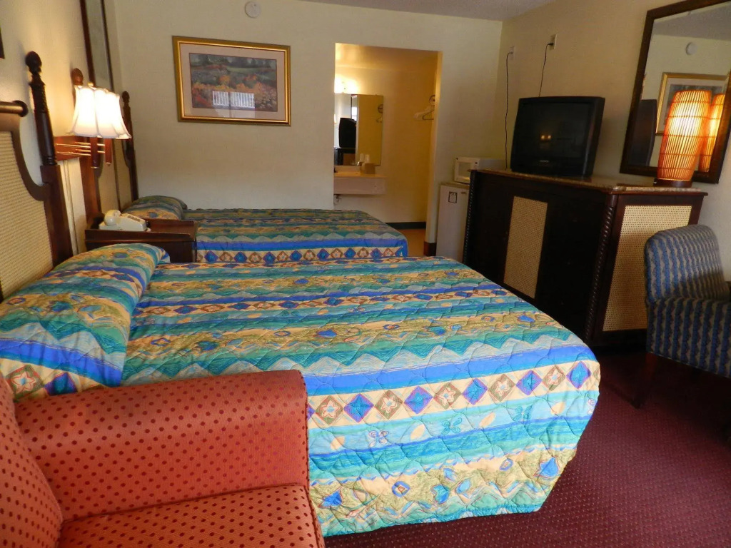 Maple Leaf Inn & Suites