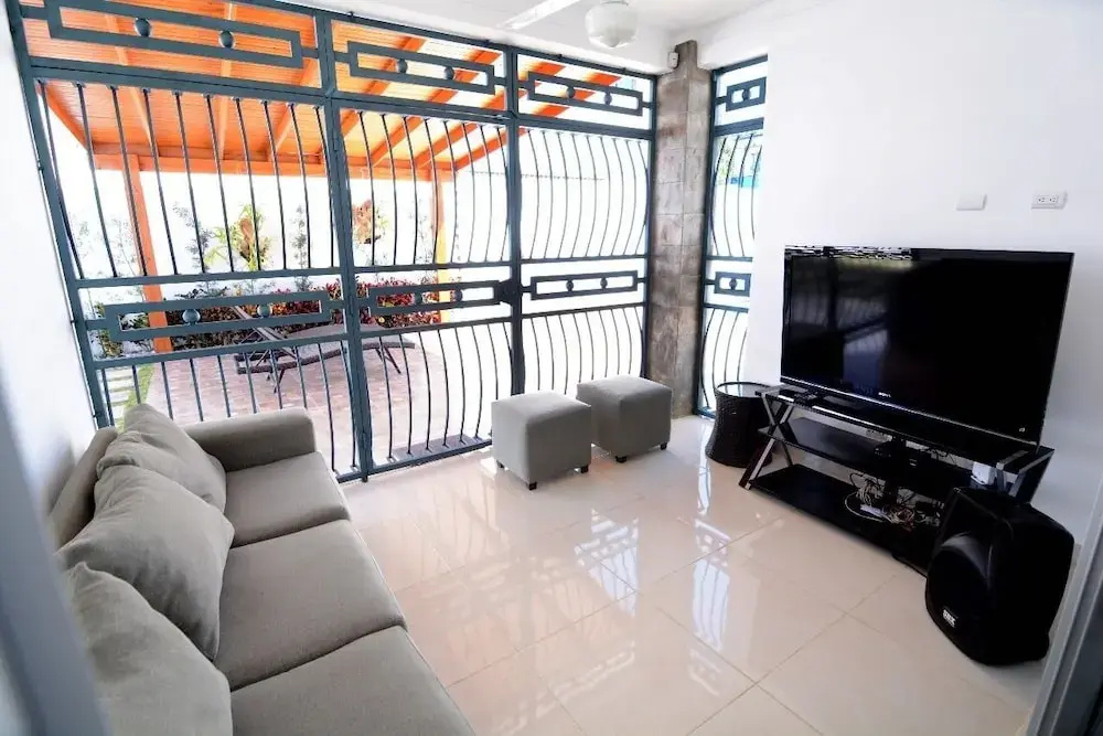 Modern House Pool AC WiFi