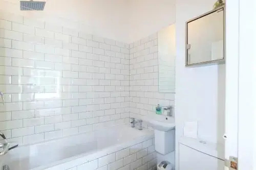 Bright & stylish 2 bed 1st floor apartment