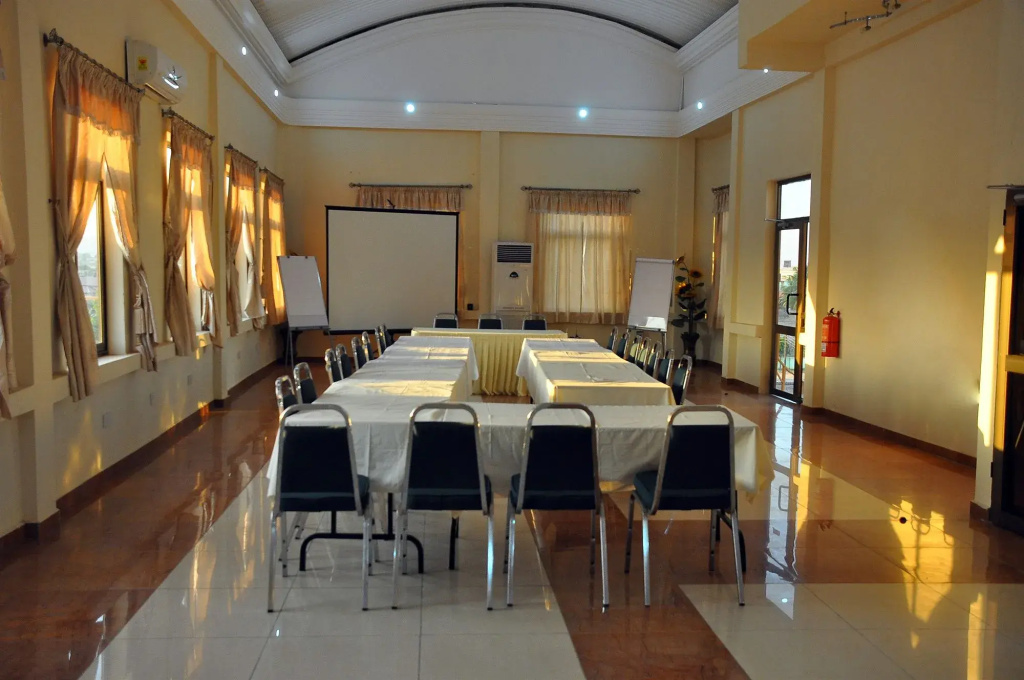Oscarpak Royal Hotel