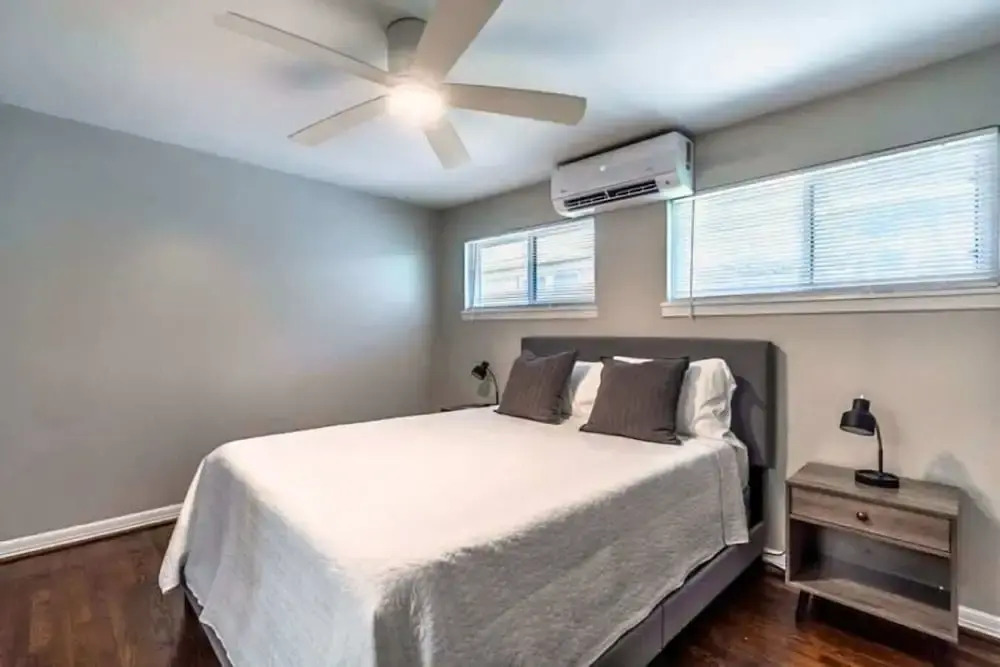 1BR in the Heart of Montrose! Free Parking 11-pr828684