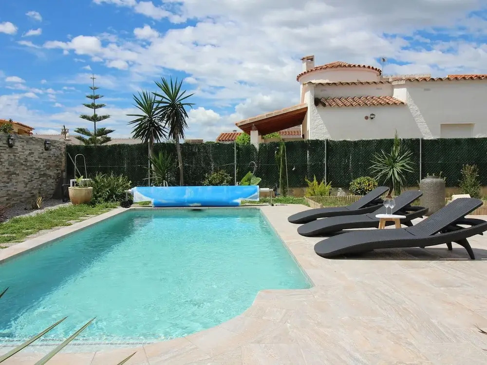 Elegant Holiday Home in Empuriabrava With Pool