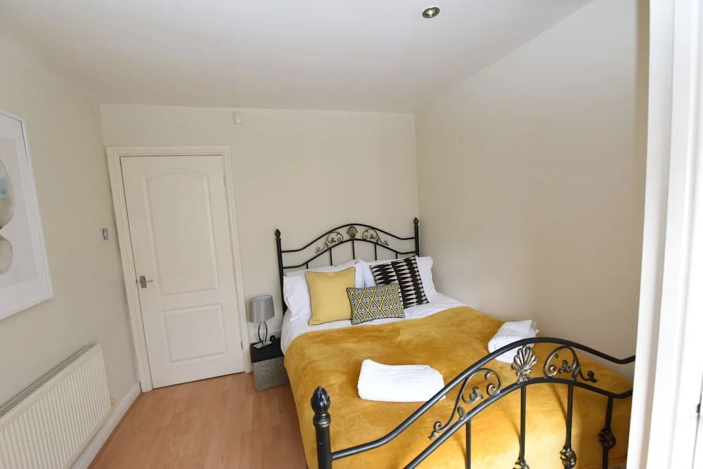 "Honeysuckle House Chester" by Greenstay Serviced Accommodation - Large 3 Bed House, Sleeps 6, Perfect For Contractors, Business Travellers, Families & Groups