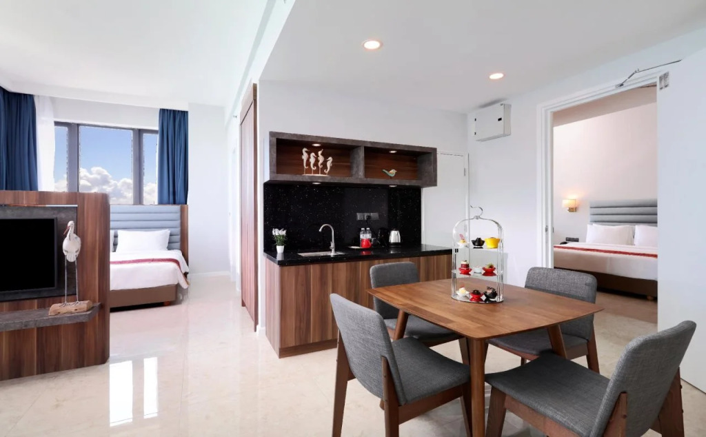 Hompton Hotel by the Beach