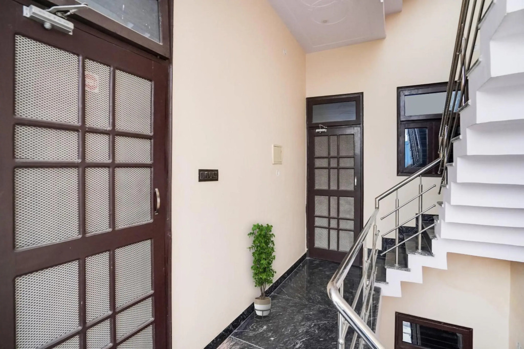 OYO Flagship 70225 Ayurma Inn