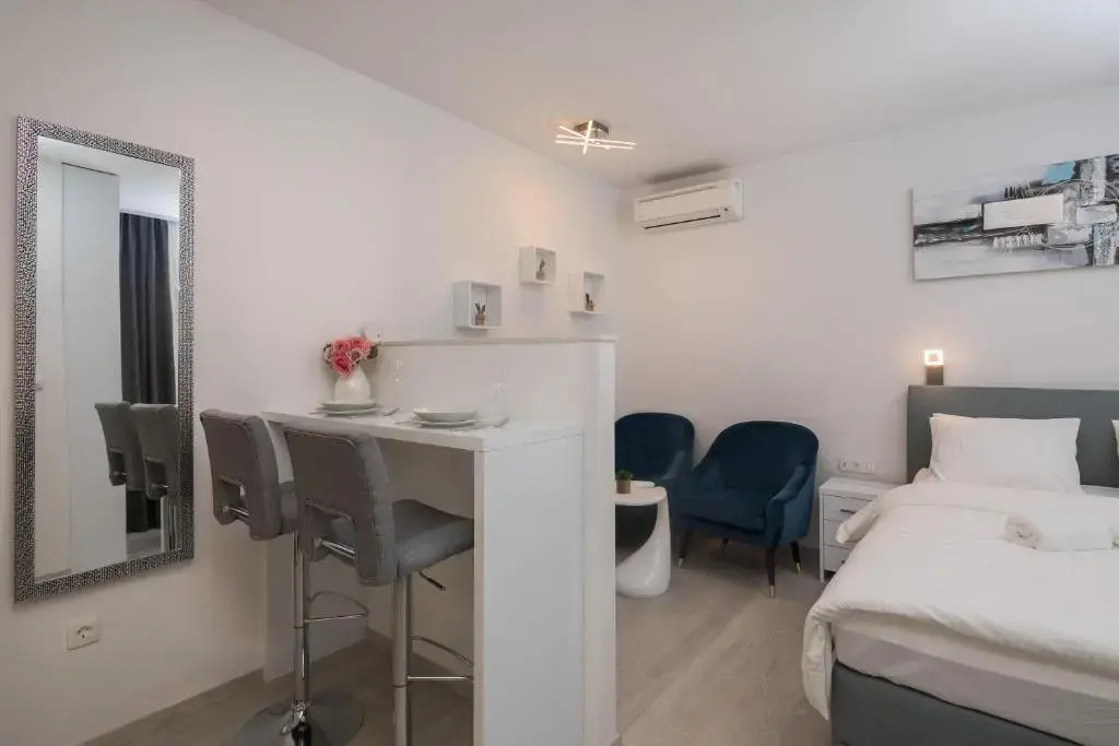 Luxury Studios & Rooms Seven