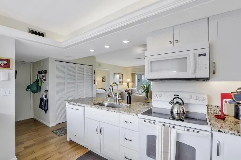 Island-style Condo With Pool, spa and Steps to Beach