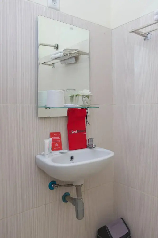 RedDoorz Plus near Trans Studio Mall 4