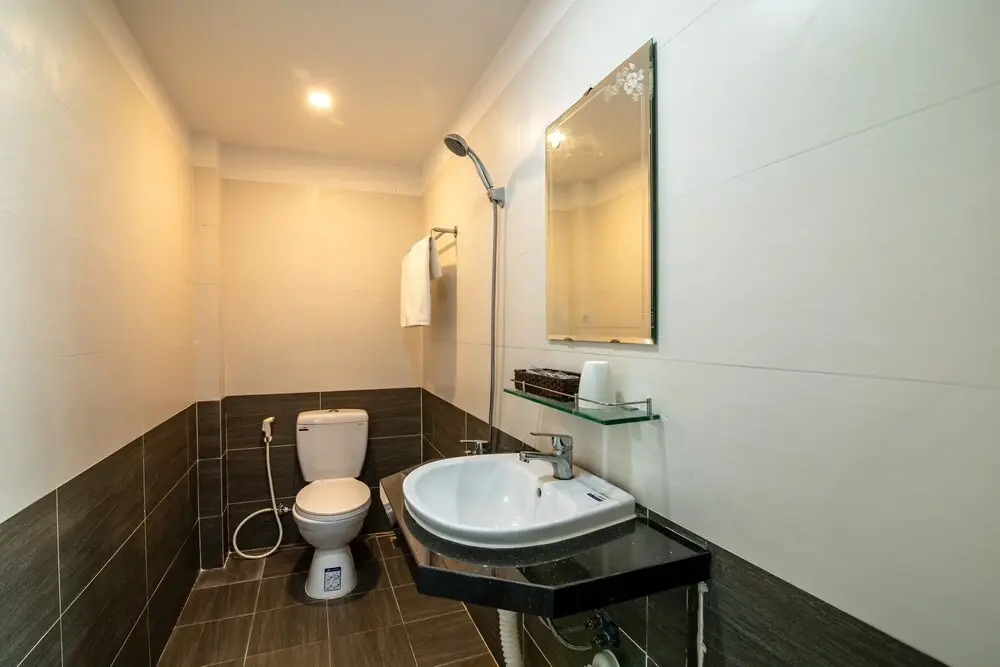 Lucky Hotel by OYO Rooms