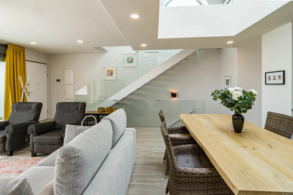 LMT46- Spacious townhouse modern style