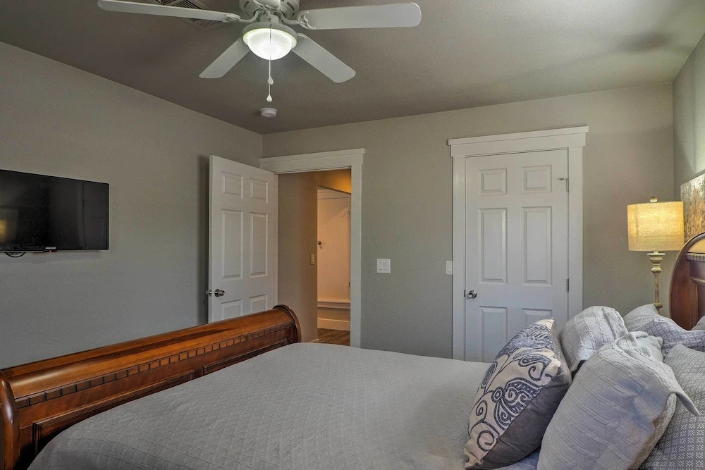 Cozy Home Blocks to Georgetown Square & SU!