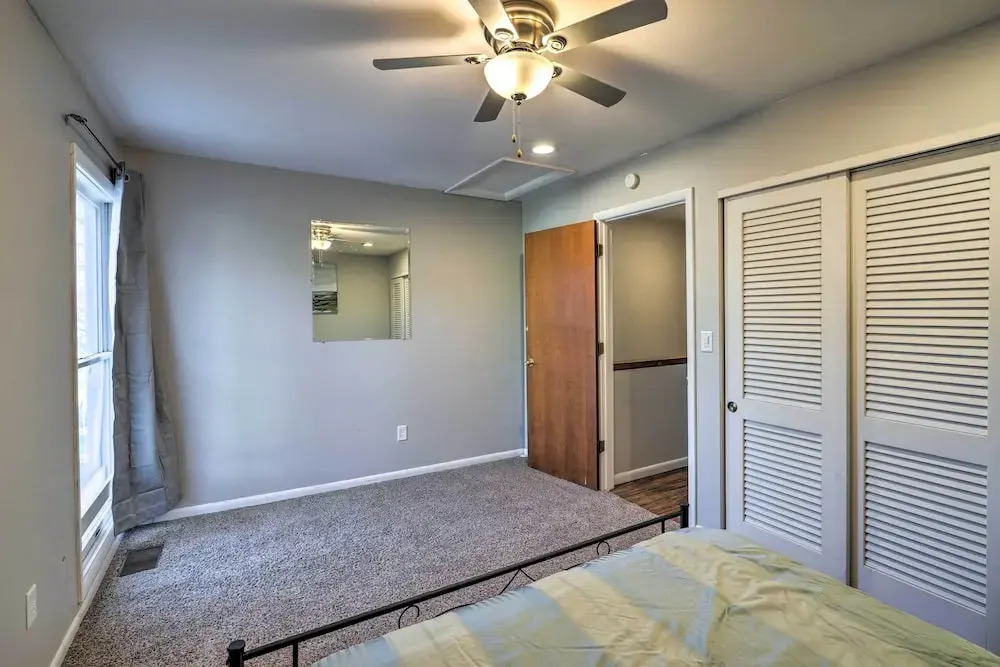 Lovely Iowa City Townhome ~ 3 Mi to Dtwn