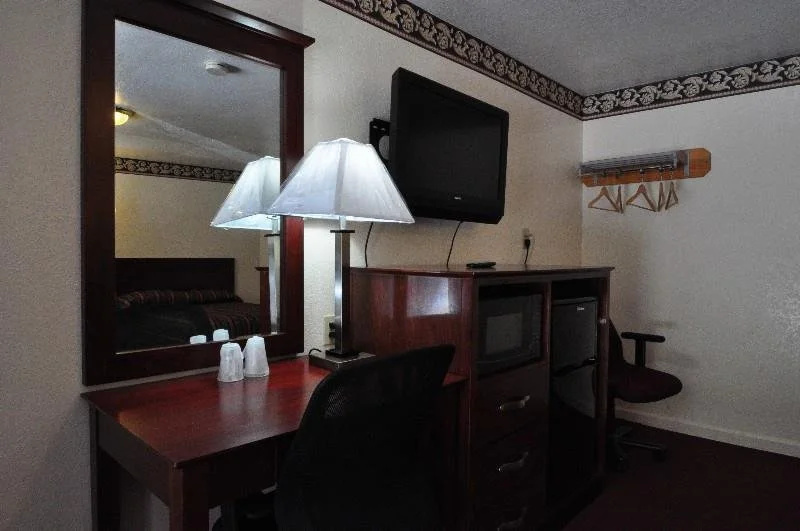 Chaplin Inn & Suites
